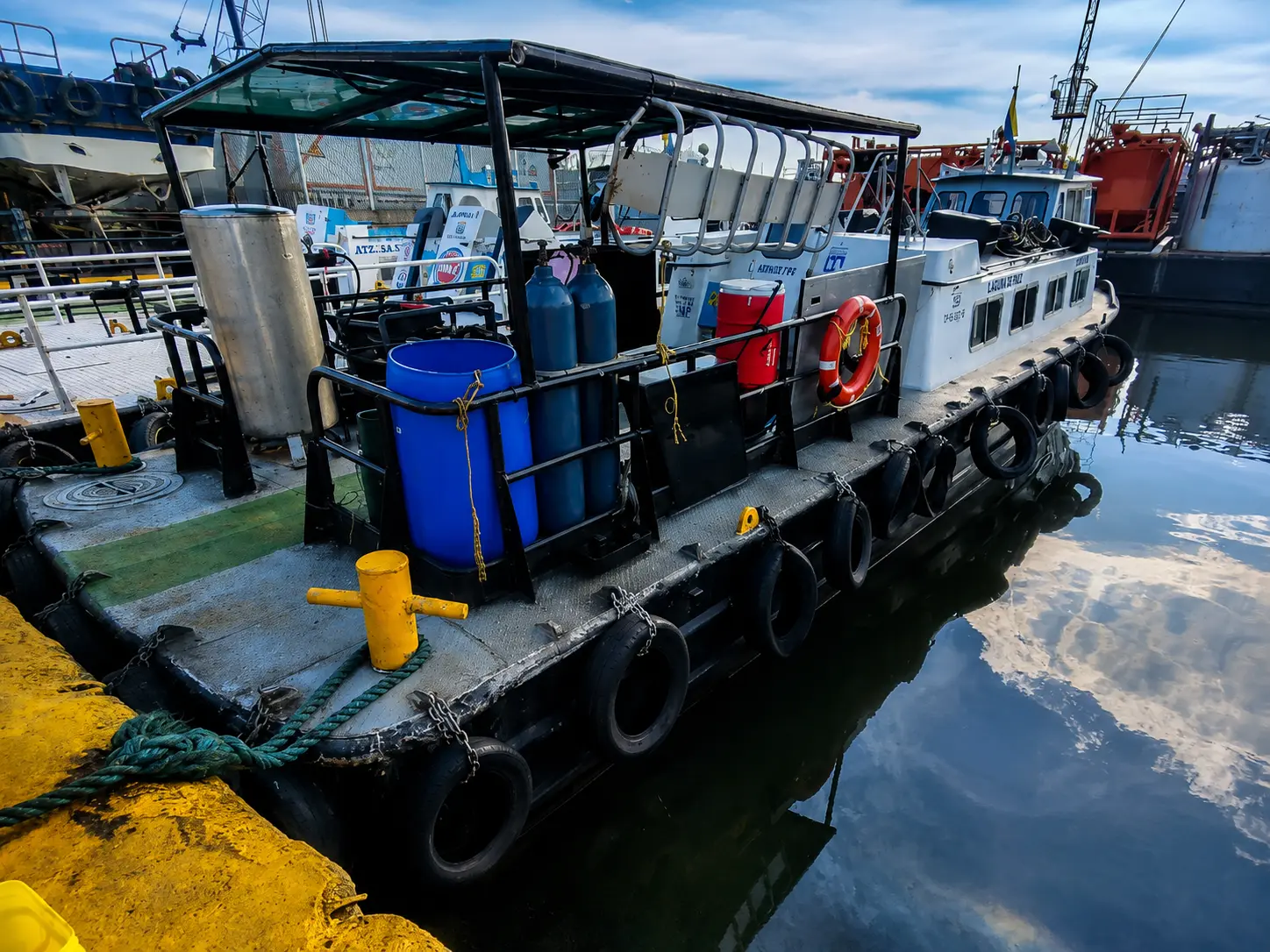 Embarcación LAGUNA DE PAZ con cilindros y equipos a bordo en el muelle