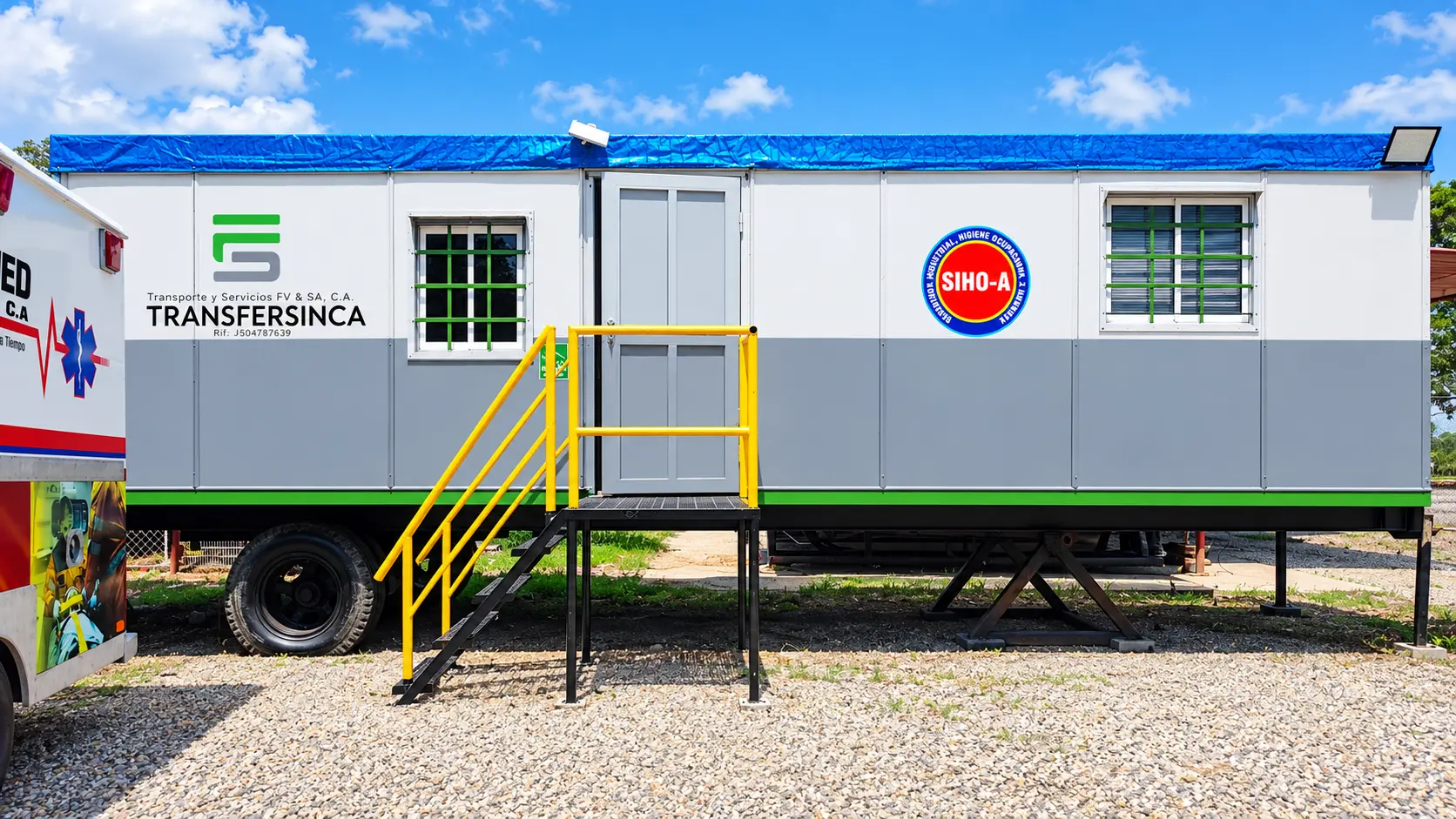 Módulo móvil y ambulancia de TRANSFERSINCA en el sitio de operaciones